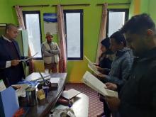 लोकसेवा आयोगबाट गल्छी गाउँपालिकामा शिफारिस भई आउनु भएका कर्मचारीहरुलाई शपथ ग्रहण गराउंदै प्रमुख प्रशासकीय अधिकृत श्री मोहनकुमार श्रेष्ठ